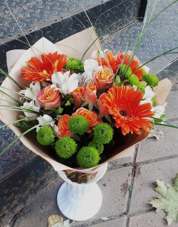 Букет огненно-рыжий в Бакалы Башкортостан Букет цветов из: Герберы, Хризантемы, Альстромерии и Розы в Бакалы Башкортостан