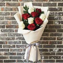 Букет красно-белые розы в Бакалы Башкортостан Букет цветов из:  Розы в Бакалы Башкортостан