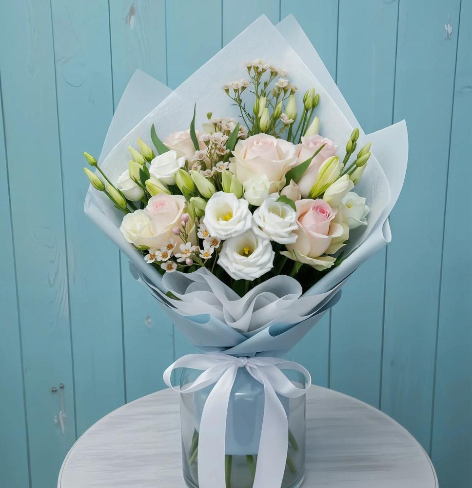 Букет очаровательный аромат в Бакалы Башкортостан Букет цветов из: Розы и Лизиантусы в Бакалы Башкортостан