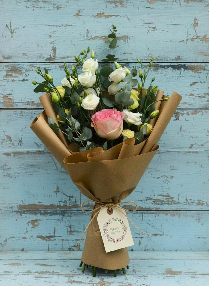 Букет нежный привет в Бакалы Башкортостан Букет цветов из: Розы и Лизиантусы в Бакалы Башкортостан