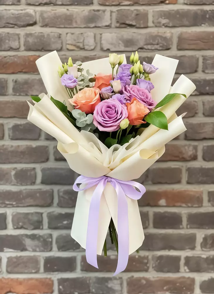 Букет цветочные ноты в Бакалы Башкортостан Букет цветов из: Лизиантусы и Розы в Бакалы Башкортостан