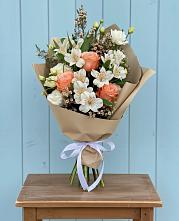 Букет яркий комплимент в Бакалы Башкортостан Букет цветов из:  Альстромерии, Лизиантусы, Розы и Хризантемы в Бакалы Башкортостан