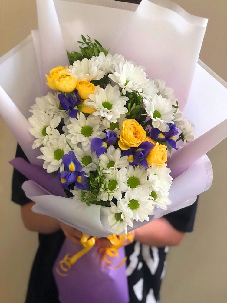 Букет солнечный привет в Бакалы Башкортостан Букет цветов из: Ирисы, Хризантемы и Розы в Бакалы Башкортостан