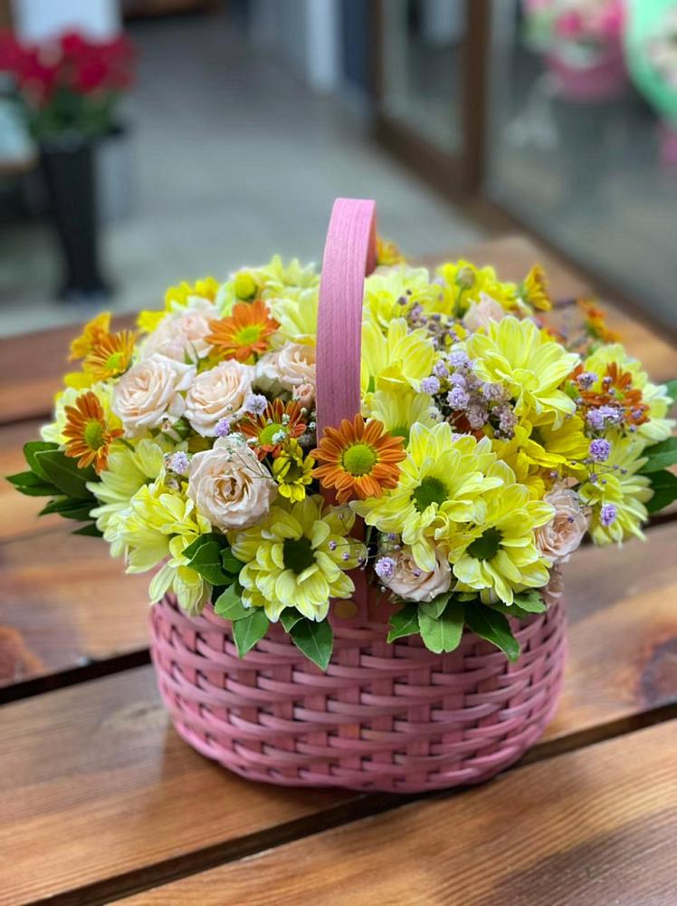 Композиция цветы лета в Бакалы Башкортостан Цветочная композиция из Хризантемы и Розы в корзине в Бакалы Башкортостан