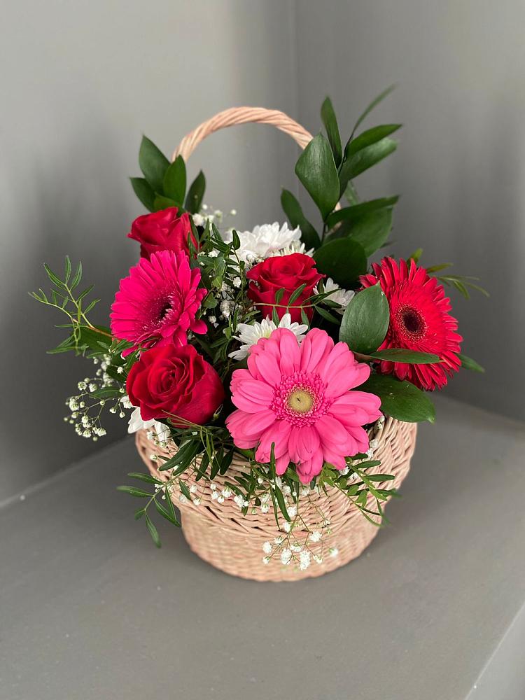 Композиция радостное событие в Бакалы Башкортостан Цветочная композиция из Розы, Хризантемы и Герберы в корзине в Бакалы Башкортостан