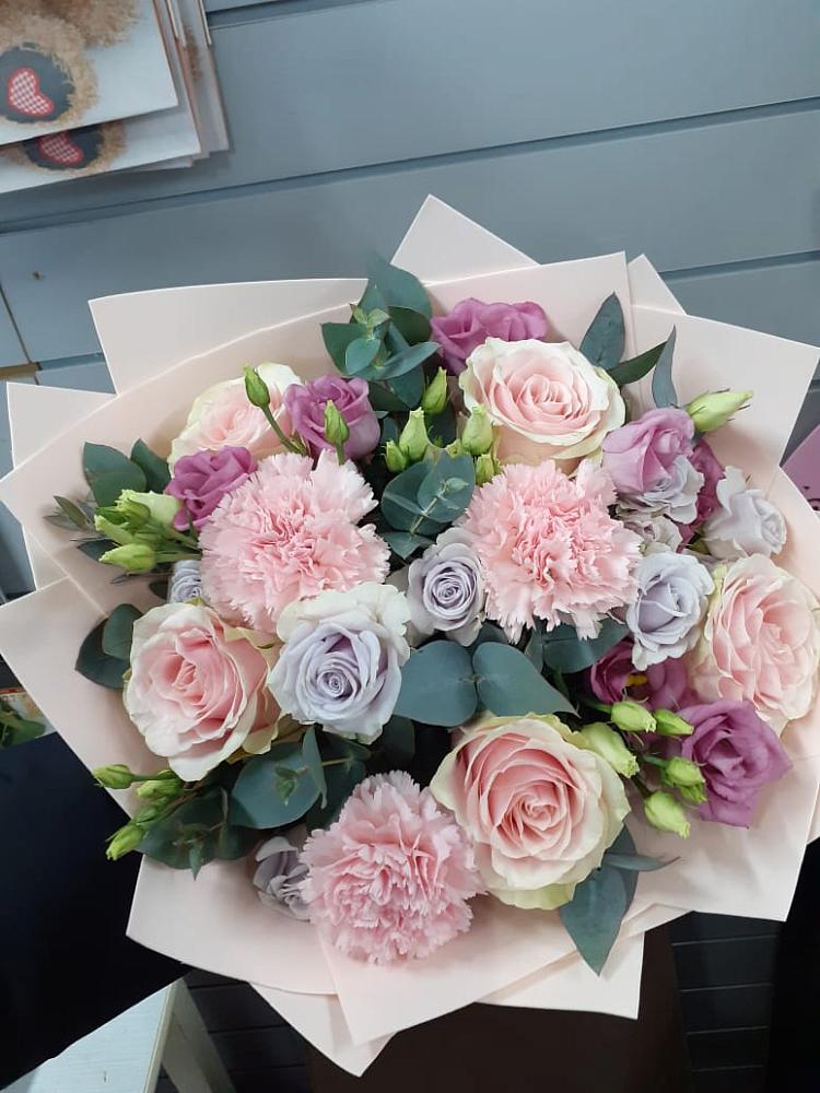 Букет обаятельный в Бакалы Башкортостан Букет цветов из: Розы, Гвоздики и Лизиантусы в Бакалы Башкортостан